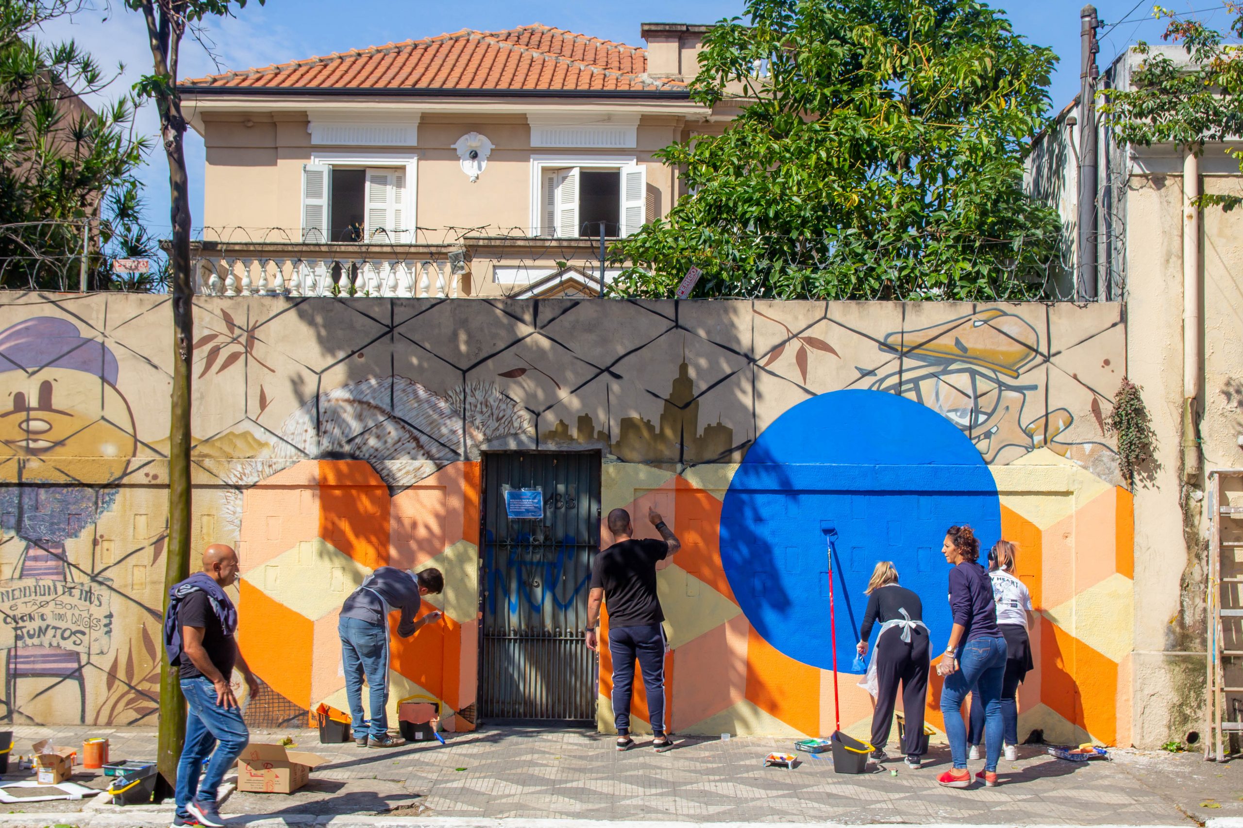 Voluntários revitalizam a fachada do CAMI em São Paulo, 2022. Fotografia por JGR Comunicação.